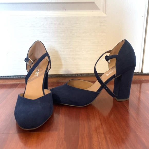 Report blue suede shoes. Size 8. Never worn. New condition - Picture 2 of 4